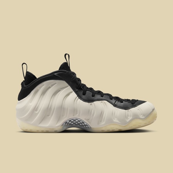 Nike foamposite clearance black and gold